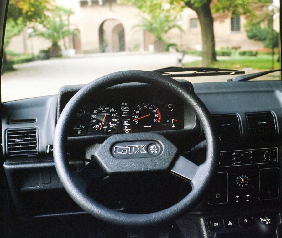 Панель приборов Peugeot 305 GTX 1982 года  (WW) (фото 3 из 4)